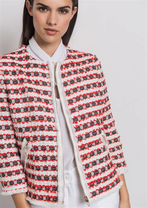 Chaqueta de mujer tipo chanel de manga corta .